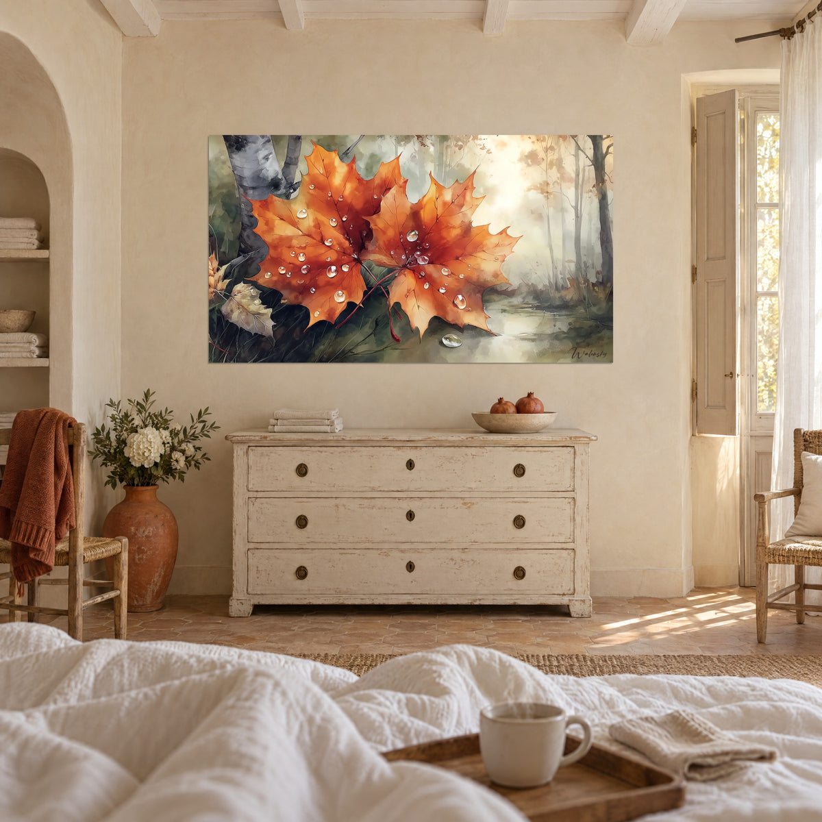 Gemälde zwei kupferfarbene Ahornblätter mit kristallinen Tröpfchen, Orange und Waldgrün, über einem Bett in einem hellen Schlafzimmer
