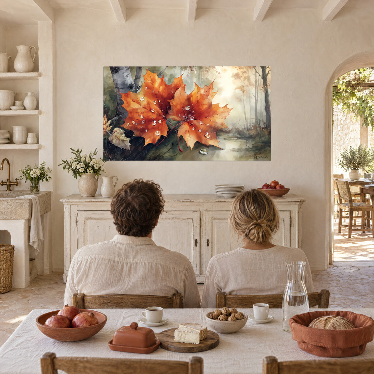Gemälde Herbst in Aquarelltechnik, orangefarbene Blätter übersät mit Tau auf nebligem Hintergrund in Creme und Grün, Paar von hinten in der Küche
