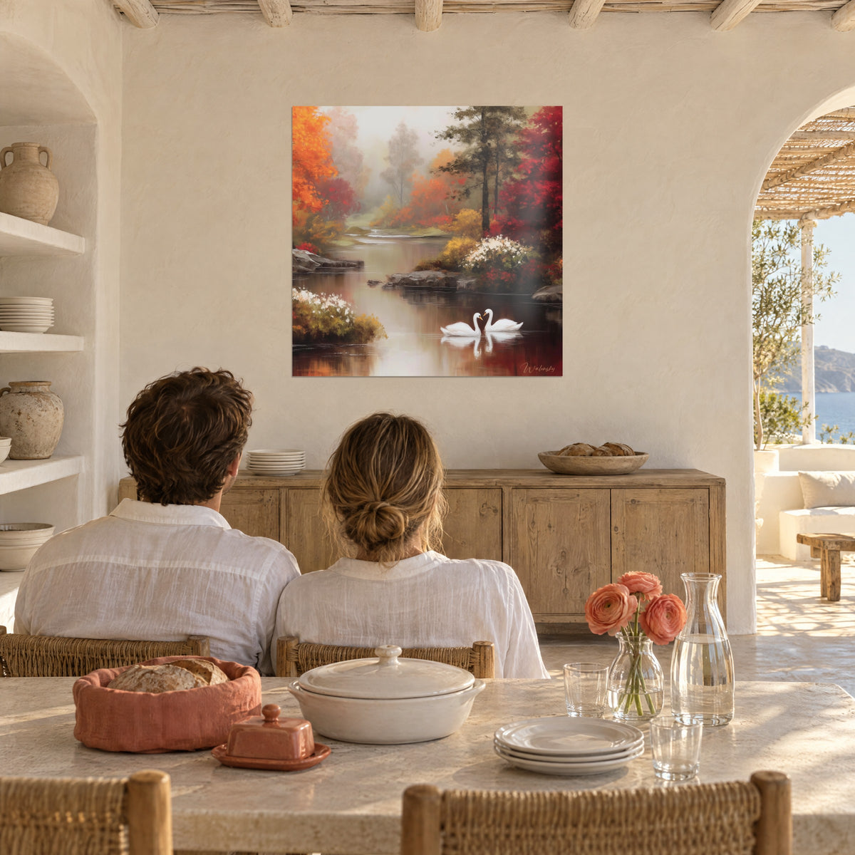 Gemälde herbstlicher See mit bordeauxroten Spiegelungen, weiße Blumen im Vordergrund, zwei perlmuttfarbene Schwäne, Paar von hinten am Tisch in einem mediterranen Haus