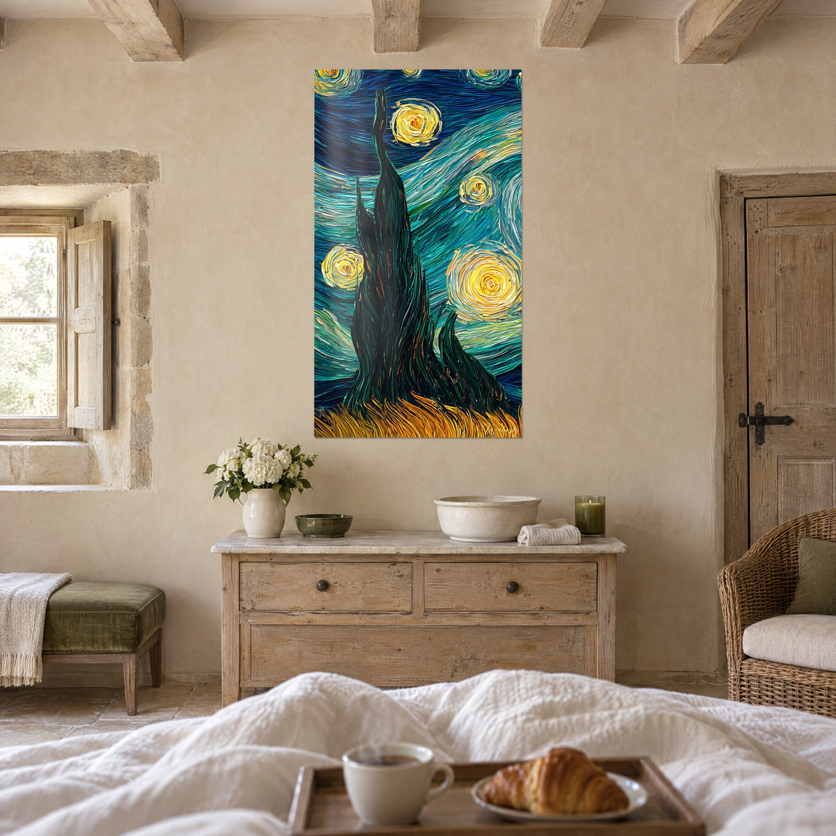 Cuadro astros amarillos en espirales sobre un firmamento azul noche y turquesa, encima de una cama en un dormitorio luminoso