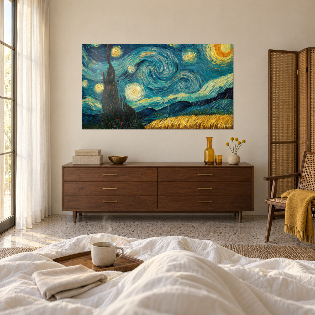 Cuadro bóveda celeste pintada en volutas azul cobalto y crema, media luna anaranjada arriba, encima de una cama en un dormitorio claro