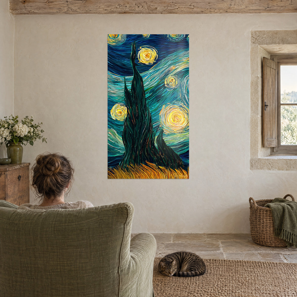 Cuadro árbol-llama y estrellas doradas sobre fondo turquesa e índigo, frente a un sillón verde, gato atigrado dormido en el suelo