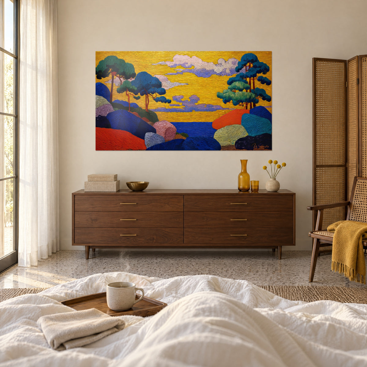 Cuadro de un paisaje dorado con nubes lilas y pinos turquesa, rocas naranjas y azules, encima de una cama en un dormitorio luminoso