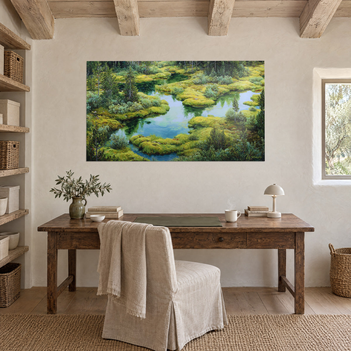 Cuadro de un estanque nórdico, musgo verde anís, abetos jóvenes y agua azul claro, colgado sobre un escritorio de madera en una habitación abovedada
