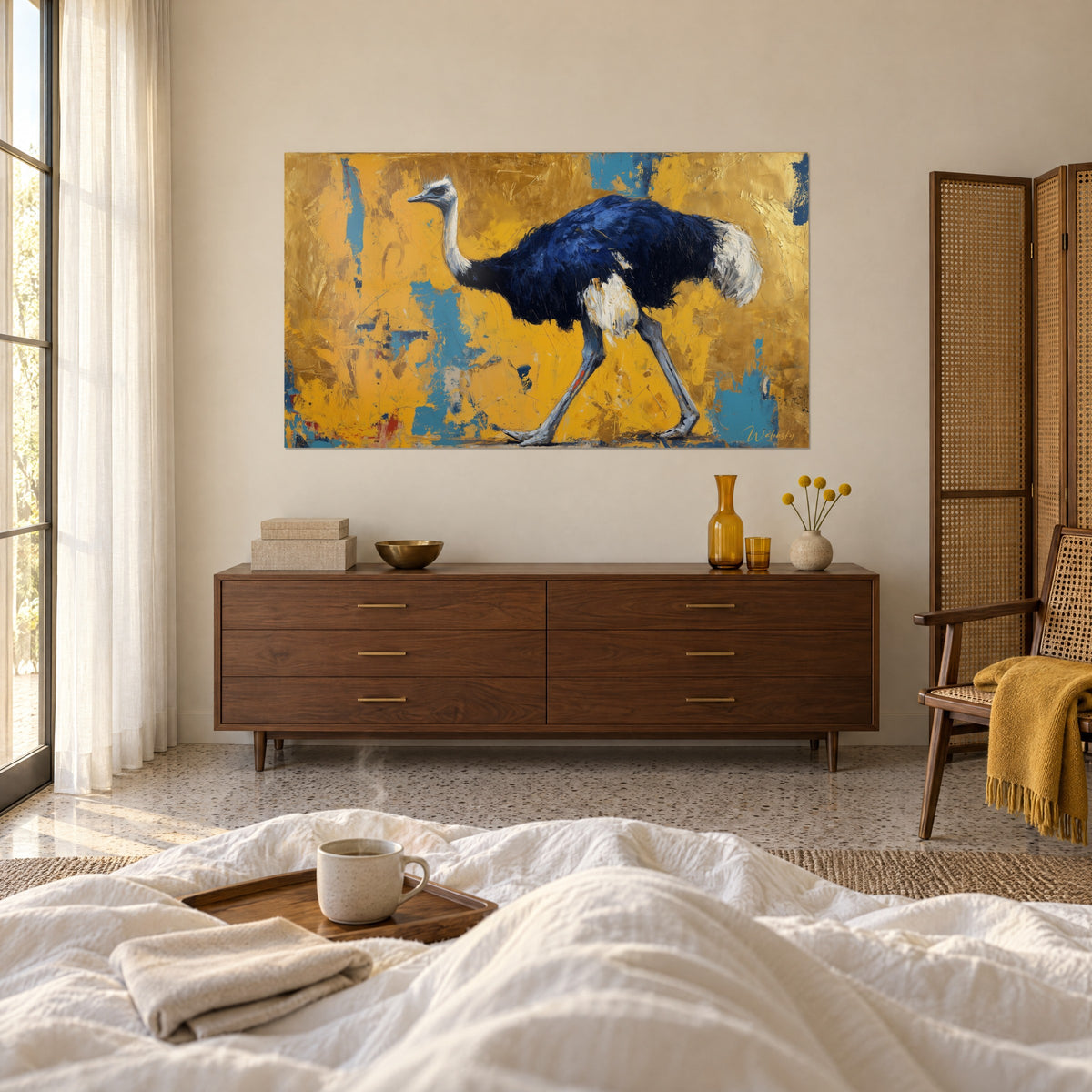 Tableau grand volatile en marche aux pattes grises, plumes indigo, fond jaune moutarde et bleu, au-dessus d'un lit dans une chambre claire