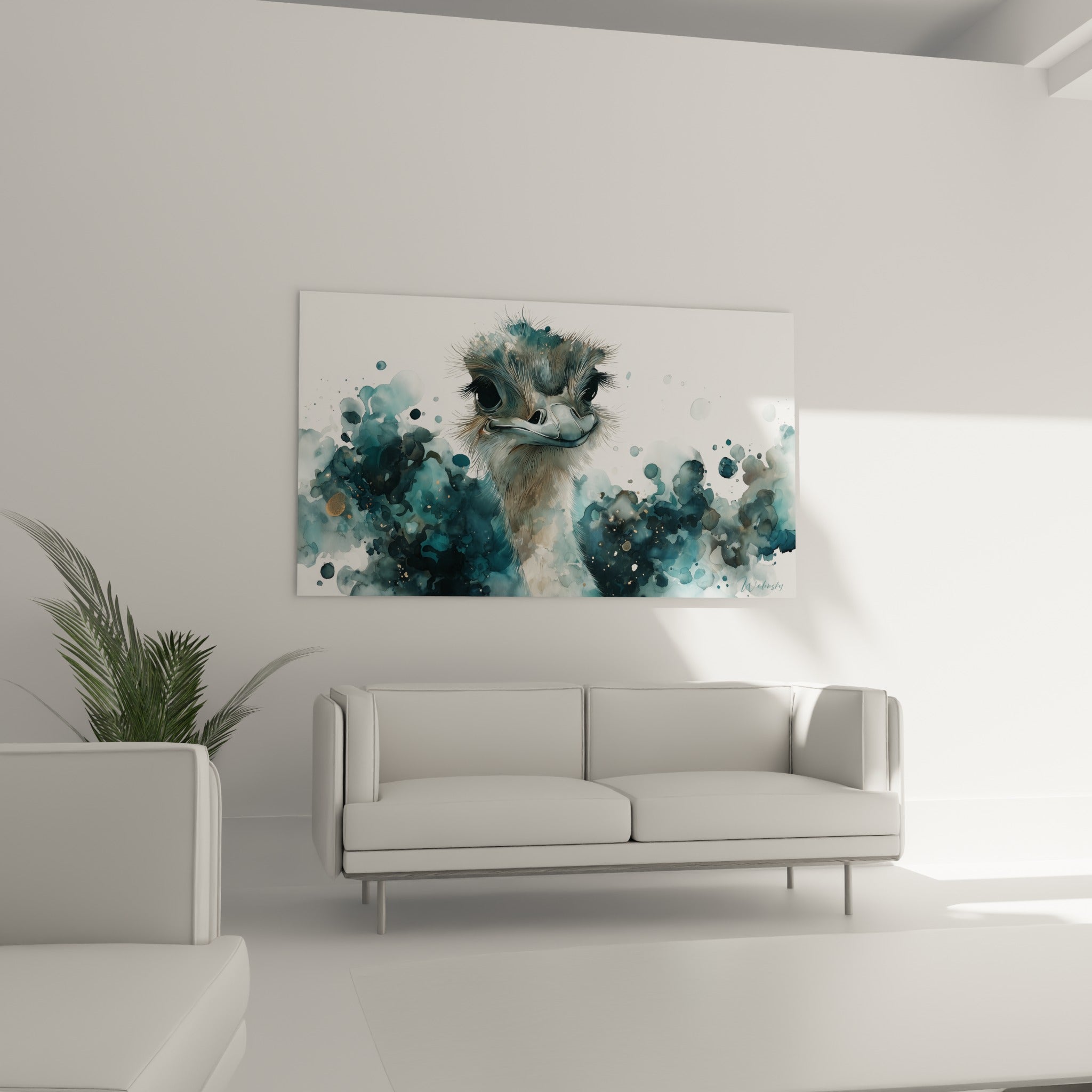 Tête d'autruche expressive entourée d'aquarelle bleu marine, accrochée au-dessus d'un canapé dans un salon lumineux