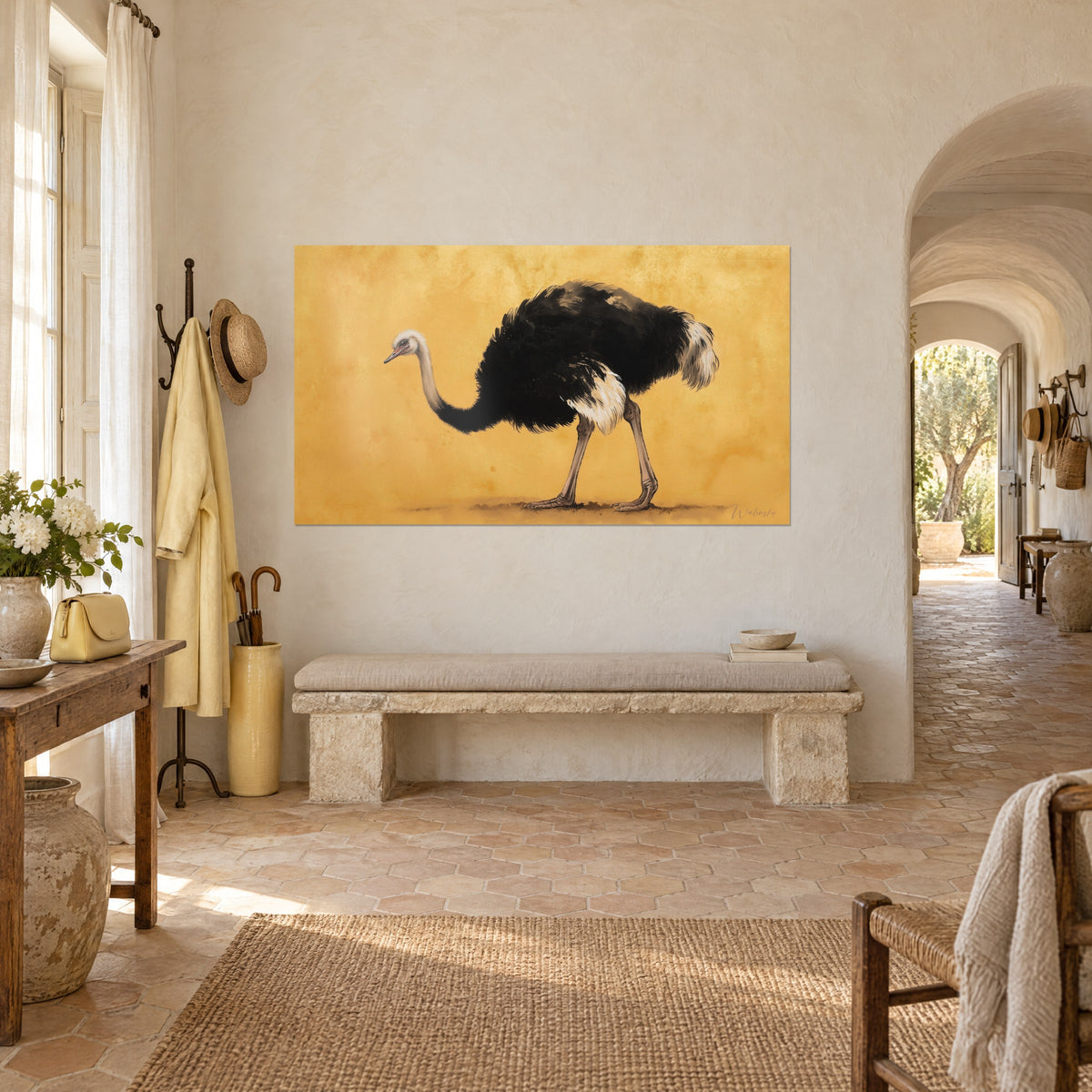 Tableau oiseau coureur aux plumes d'ébène et pattes grises, fond jaune miel, accroché au-dessus d'un banc de pierre du mas
