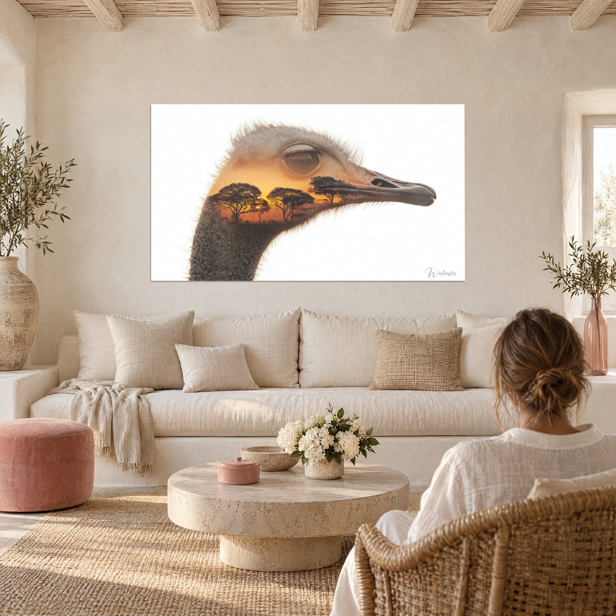 Gemälde Strauß in Doppelbelichtung, schwarze Akazien vor orangefarbenem und ockerfarbenem Himmel, über einem Sofa in einem hellen Wohnzimmer