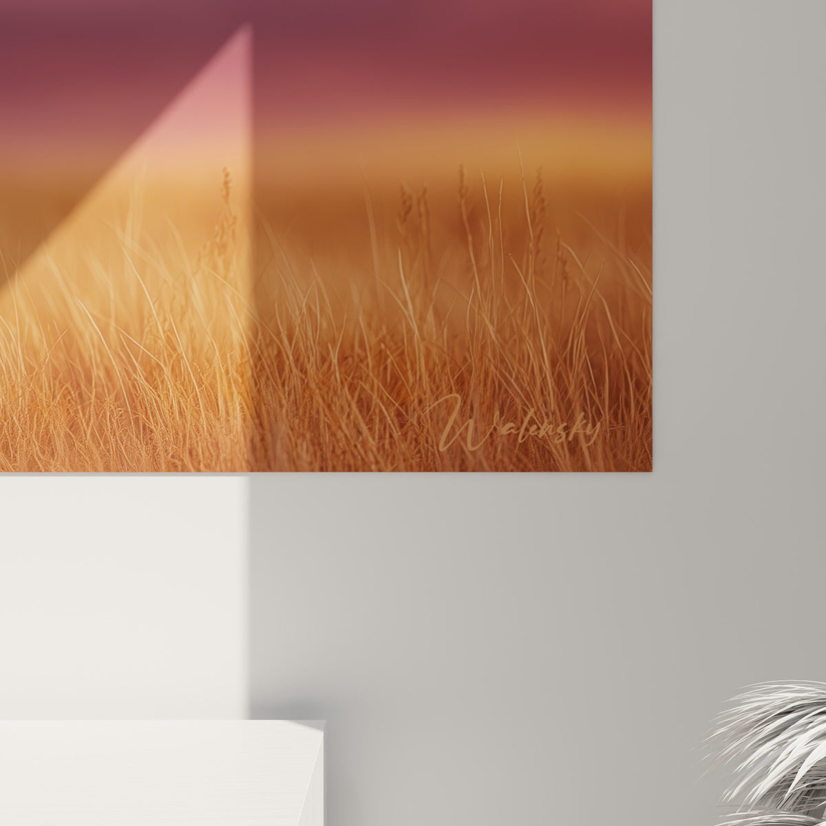 Détail des plumes duveteuses beige et brun de l'autruche, grain fin et lumière dorée en gros plan