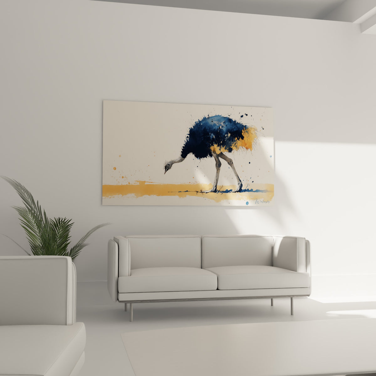 Oiseau au plumage bleu marine et ocre suspendu au-dessus d'un canapé dans un salon lumineux
