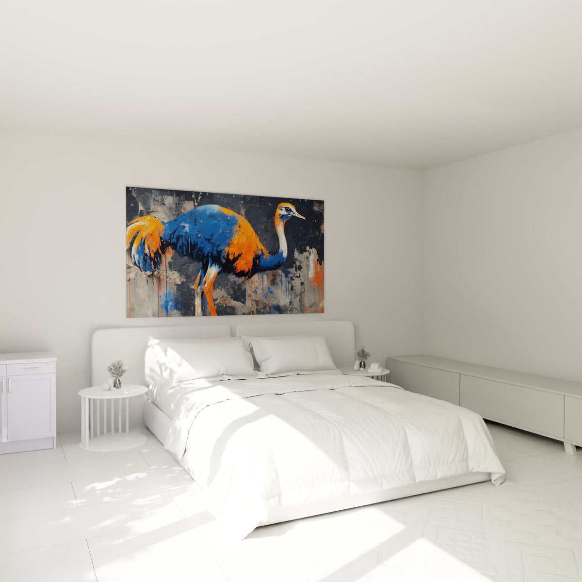 Silhouette d'autruche bleu marine et orange accrochée au-dessus d'un lit dans une chambre claire