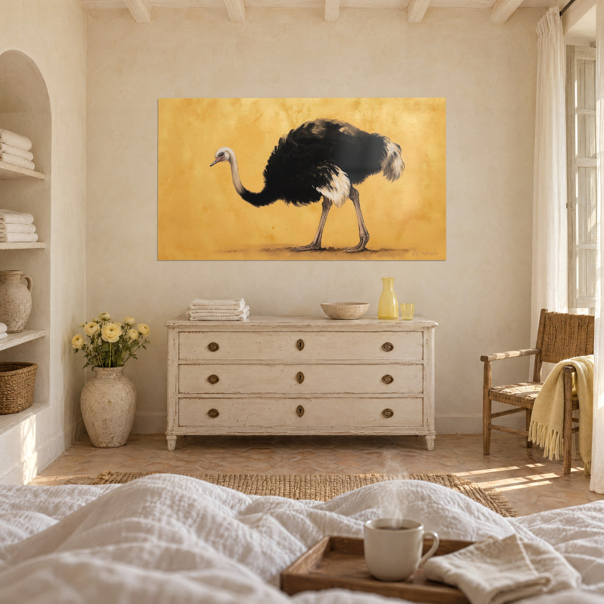 Tableau autruche d'ébène à la queue crème sur fond jaune doré, au-dessus d'un lit dans une chambre claire