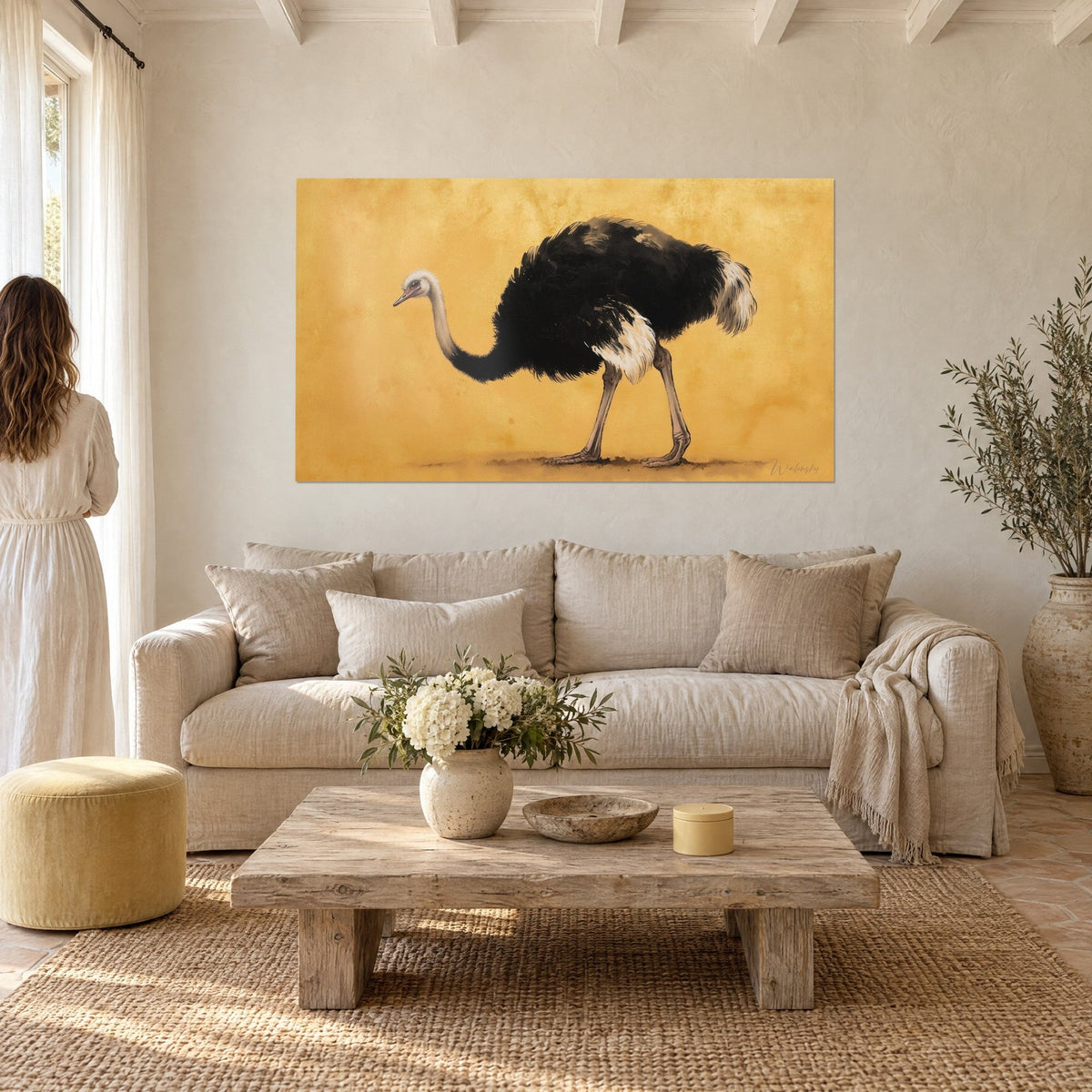 Gemälde Strauß mit schwarzem Gefieder und weißem Hals auf goldockerfarbenem Hintergrund, Paar von hinten, über einem Sofa in einem hellen Wohnzimmer