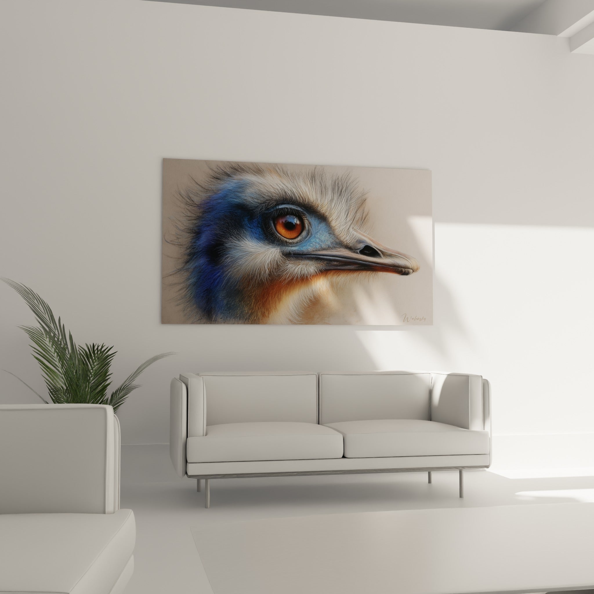 Portrait d'autruche aux tons ocre et bleu marine, au-dessus d'un canapé dans un salon lumineux.