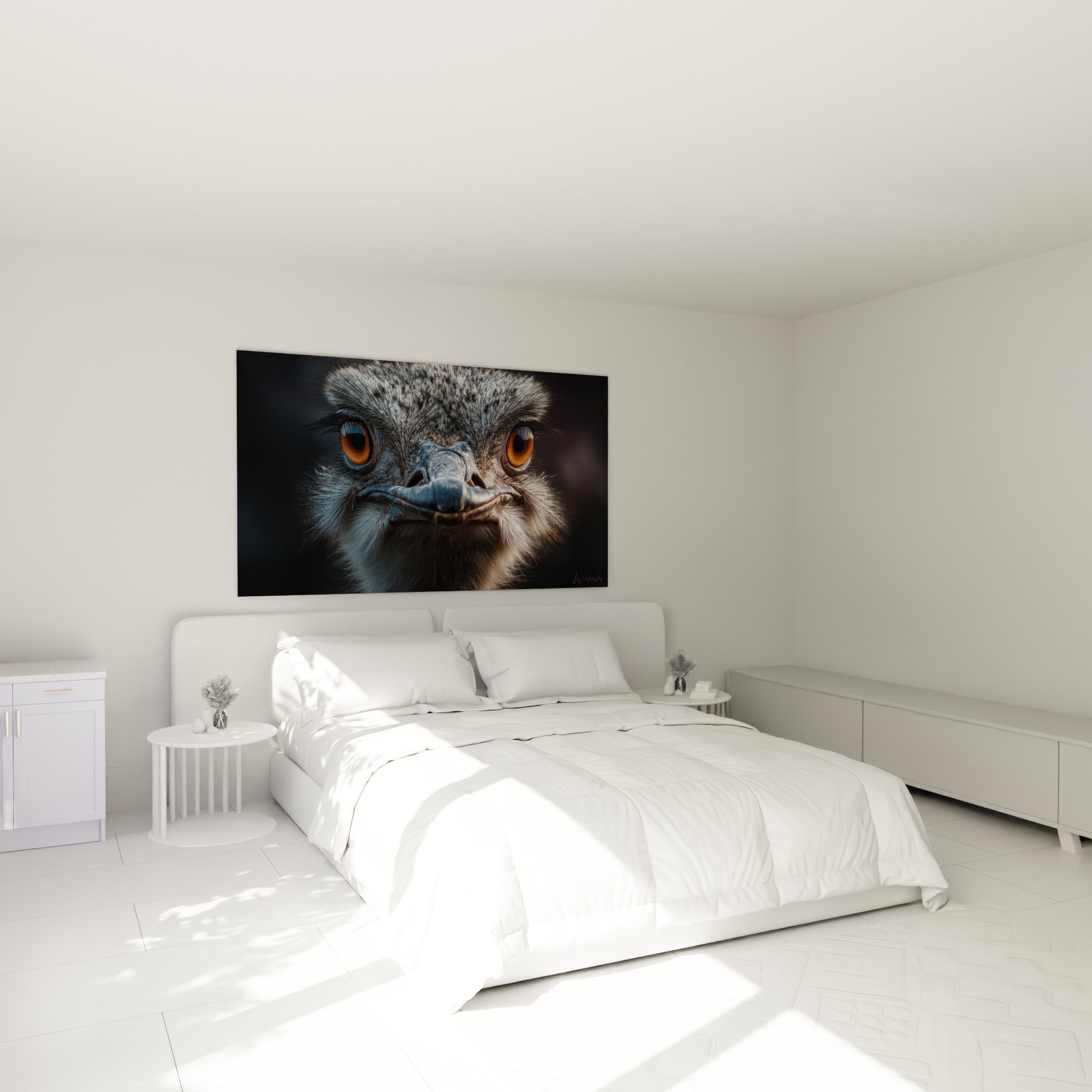 Autruche aux plumes grises et regard orangé, au-dessus d'un lit dans une chambre claire