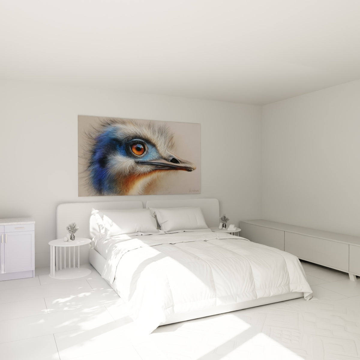 Oiseau au cou bleu et œil ambré intense, au-dessus d'un lit dans une chambre claire.