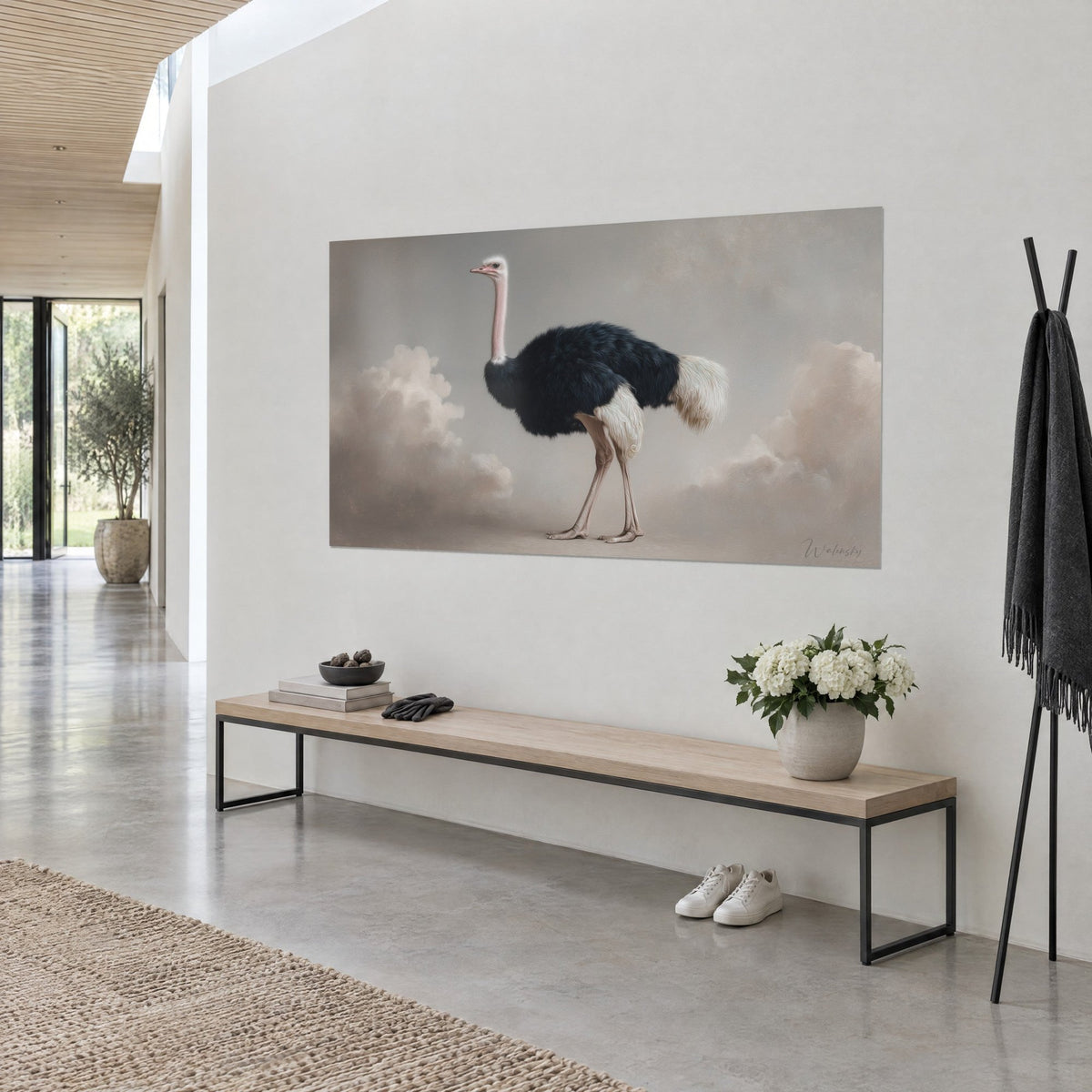 Gemälde eines laufenden Vogels mit langem, blassrosa Hals auf perlgrauem Hintergrund, aus dreiviertel Ansicht an der Wand eines Flurs mit Holzbank aus hellem Holz