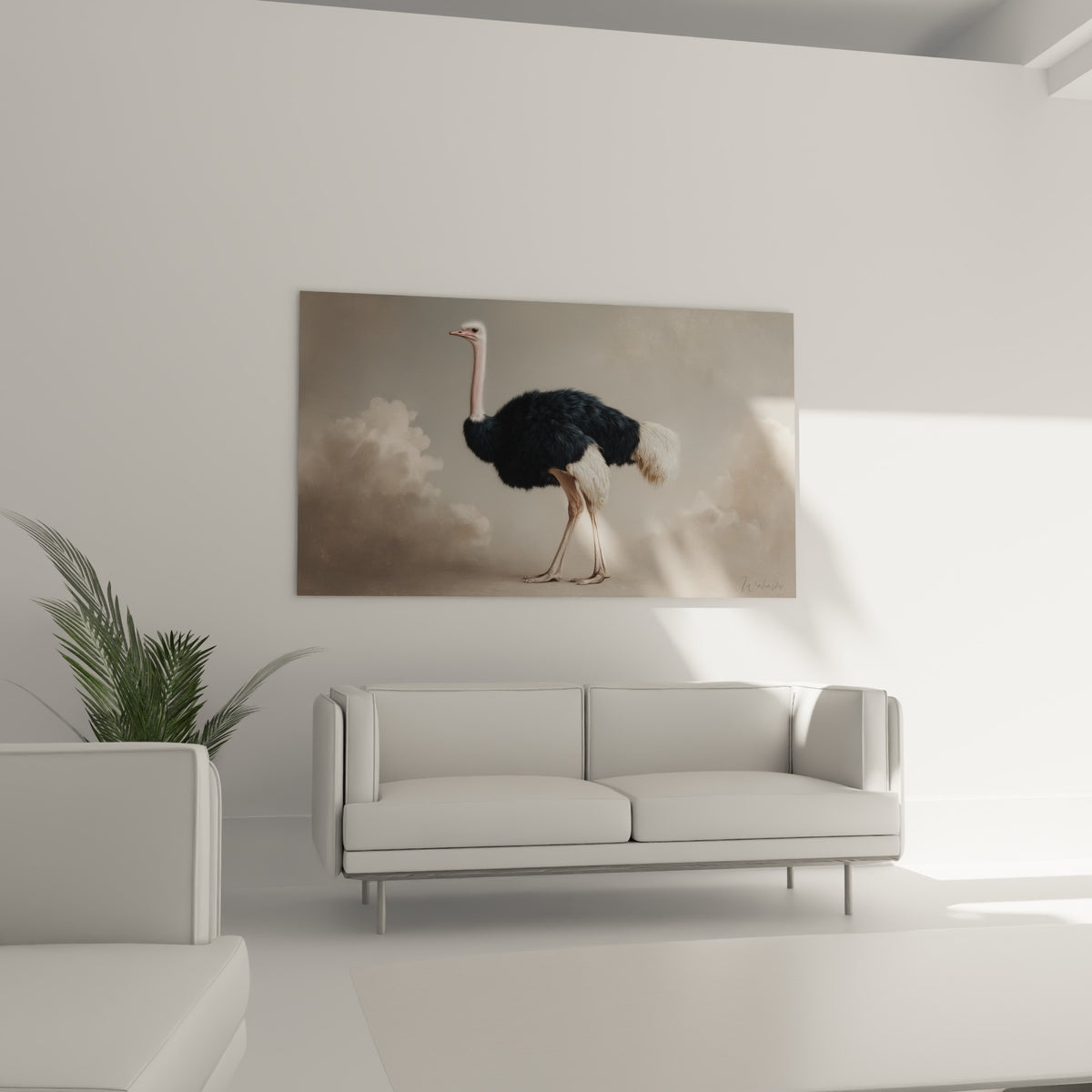Oiseau élancé aux plumes noires et beiges accroché au-dessus d'un canapé dans un salon lumineux