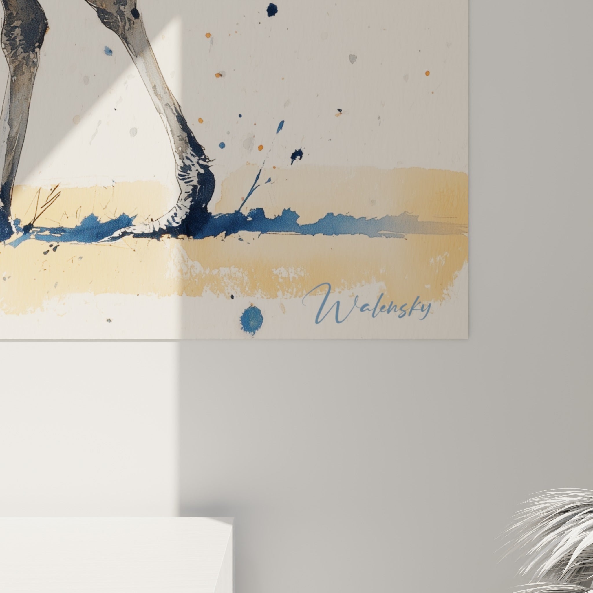 Empâtements bleu marine et coulures ocre visibles de près, grain de l'aquarelle sur toile texturée