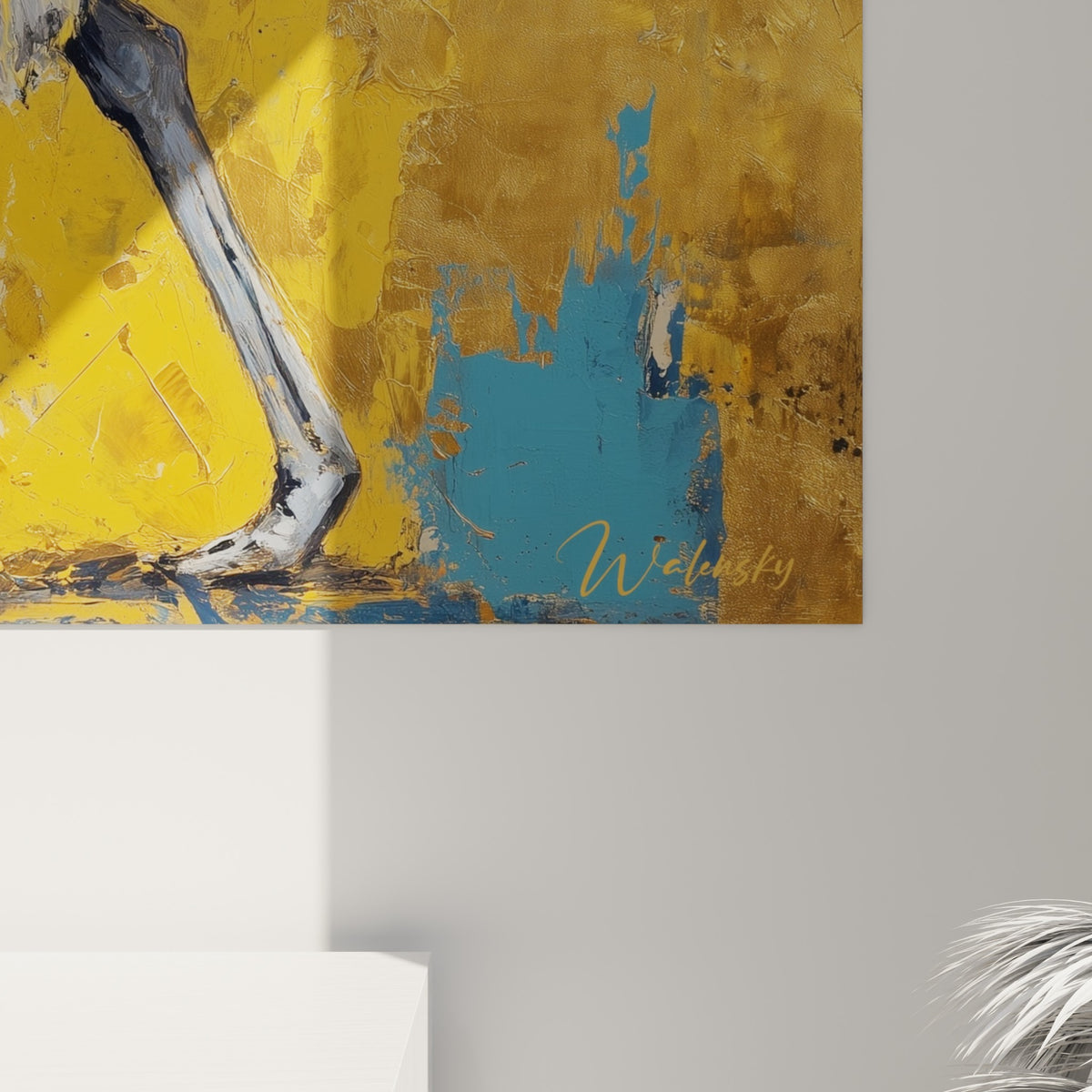 Empâtements bleu marine et coulures jaune ocre visibles en gros plan sur la toile accrochée