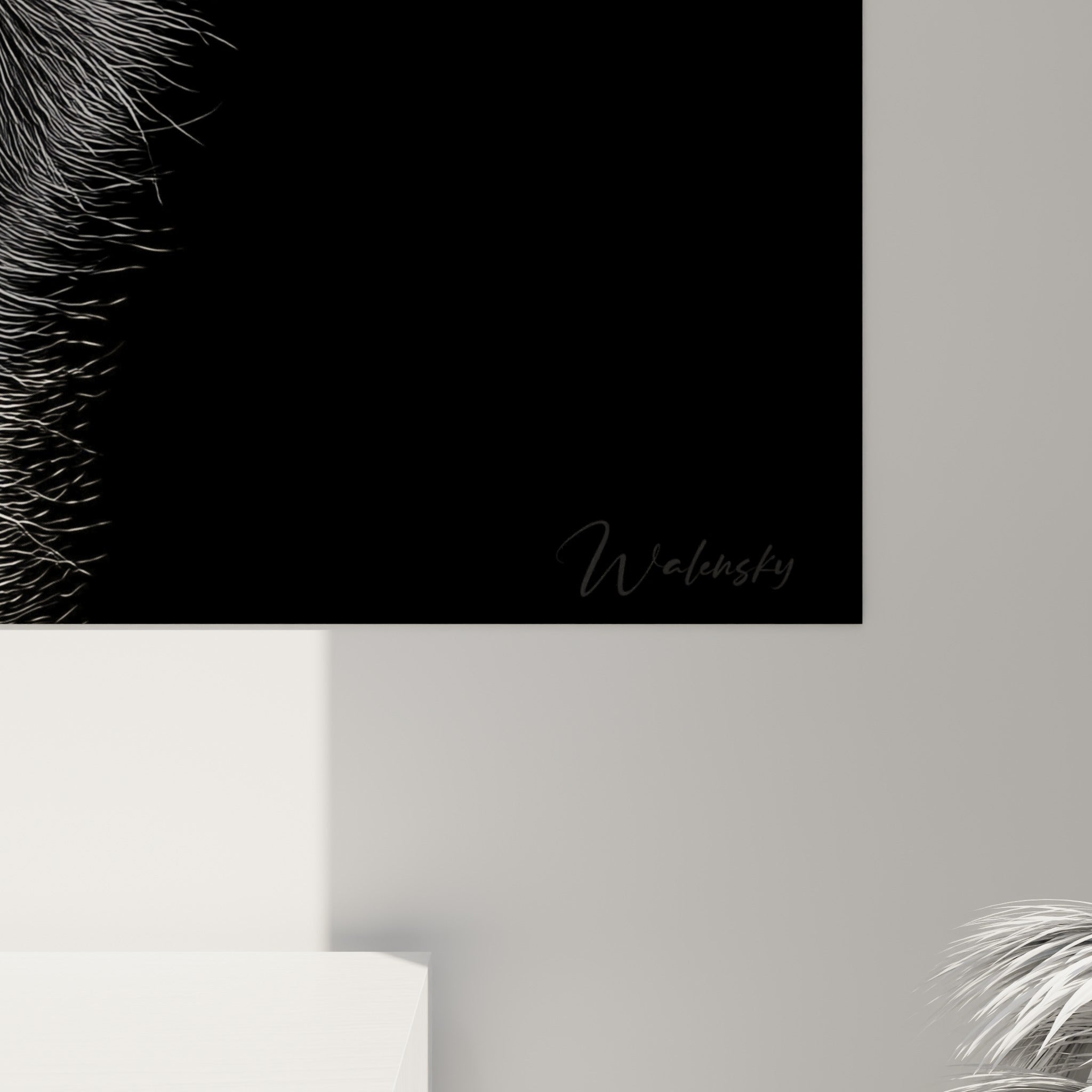Plumes blanches finement détaillées et œil sombre de l'autruche, empâtements graphiques sur toile noire