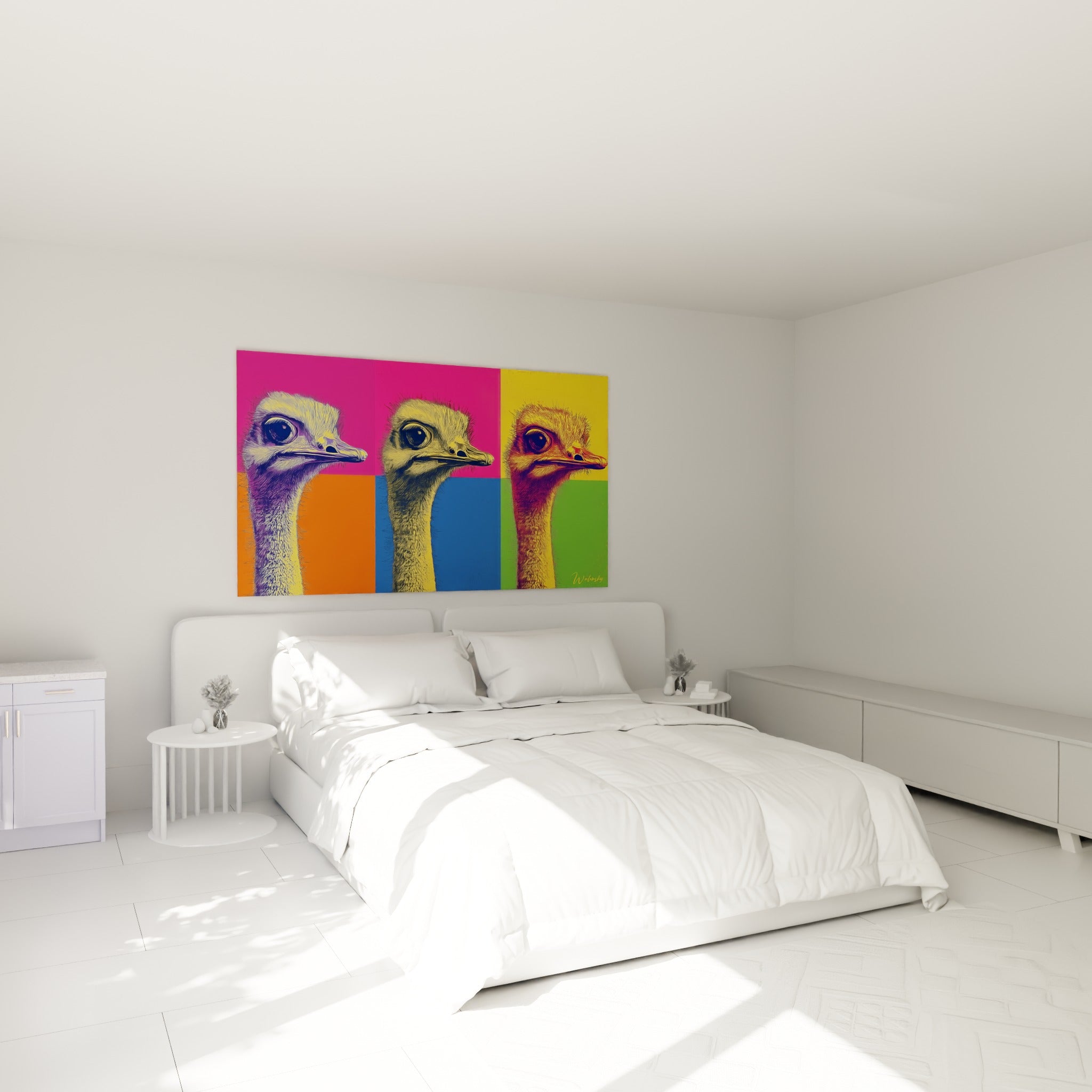 Trois têtes d'autruche colorées, rose et bleu vif, au-dessus d'un lit dans une chambre claire