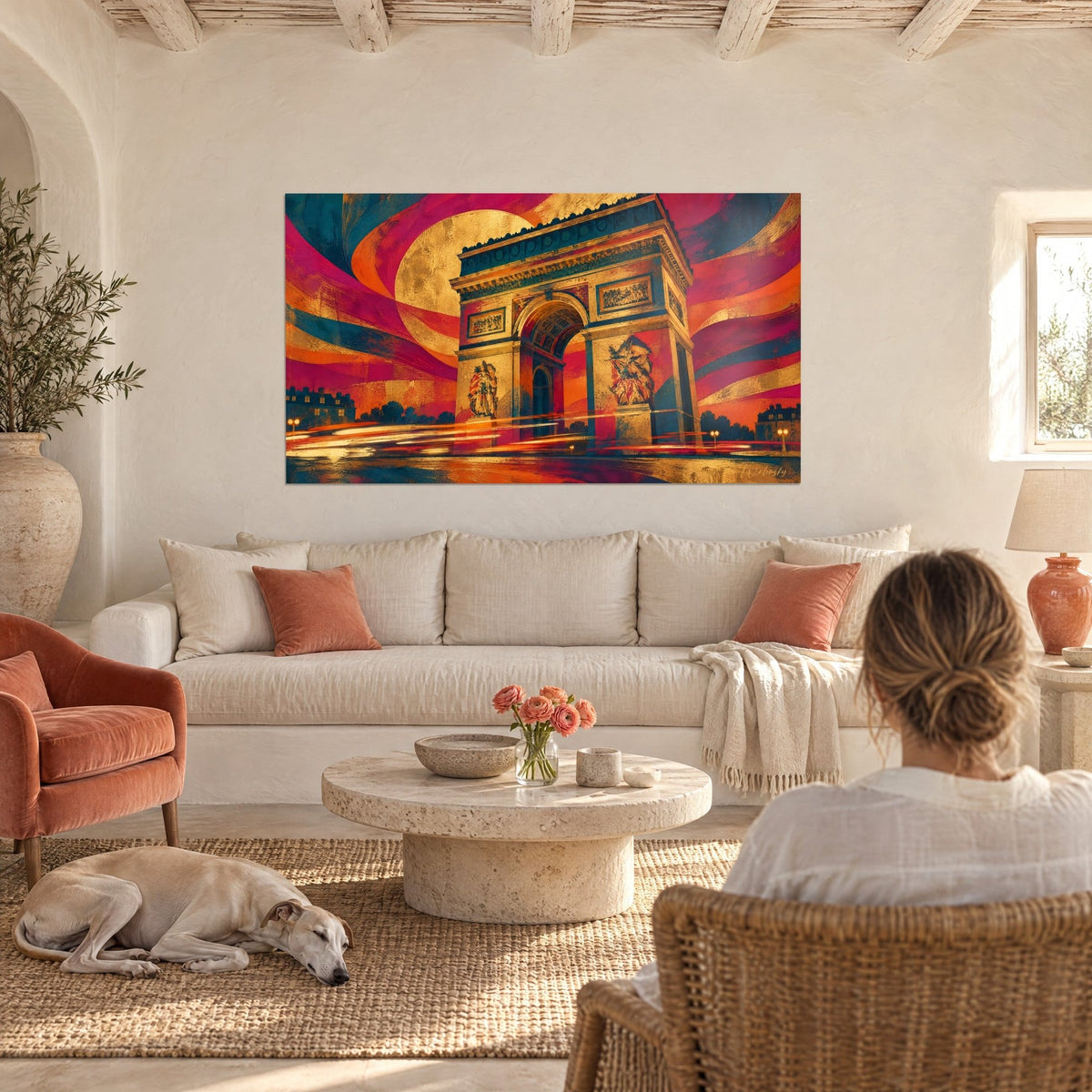 Quadro dell'Arco di Trionfo dorato su uno sfondo vorticoso magenta e arancio, sopra un divano in un soggiorno luminoso