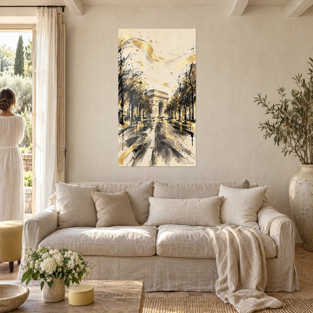 Cuadro Arco del Triunfo en tinta negra y oro sobre fondo beige, avenida de árboles dorados, colgado encima de un sofá en un salón luminoso
