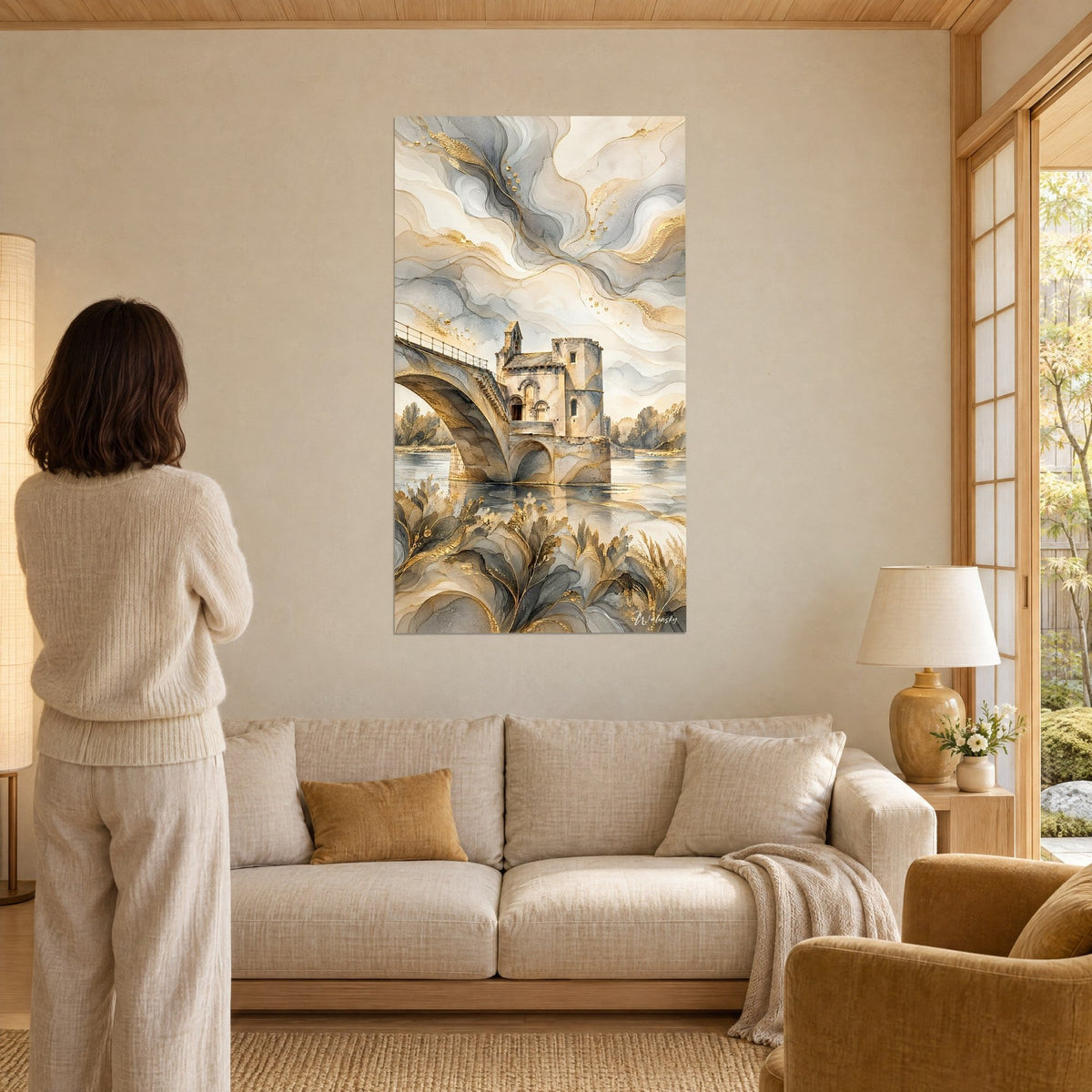 Tableau pont d'Avignon en aquarelle dorée, chapelle de pierre sable et ciel gris tourbillonnant, au-dessus d'un canapé dans un salon lumineux