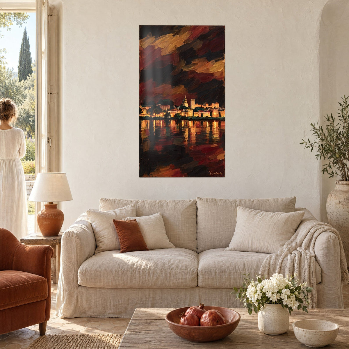 Tableau cité fluviale au crépuscule, remparts dorés et ciel rouge sombre, reflets sur l'eau, au-dessus d'un canapé dans un salon lumineux