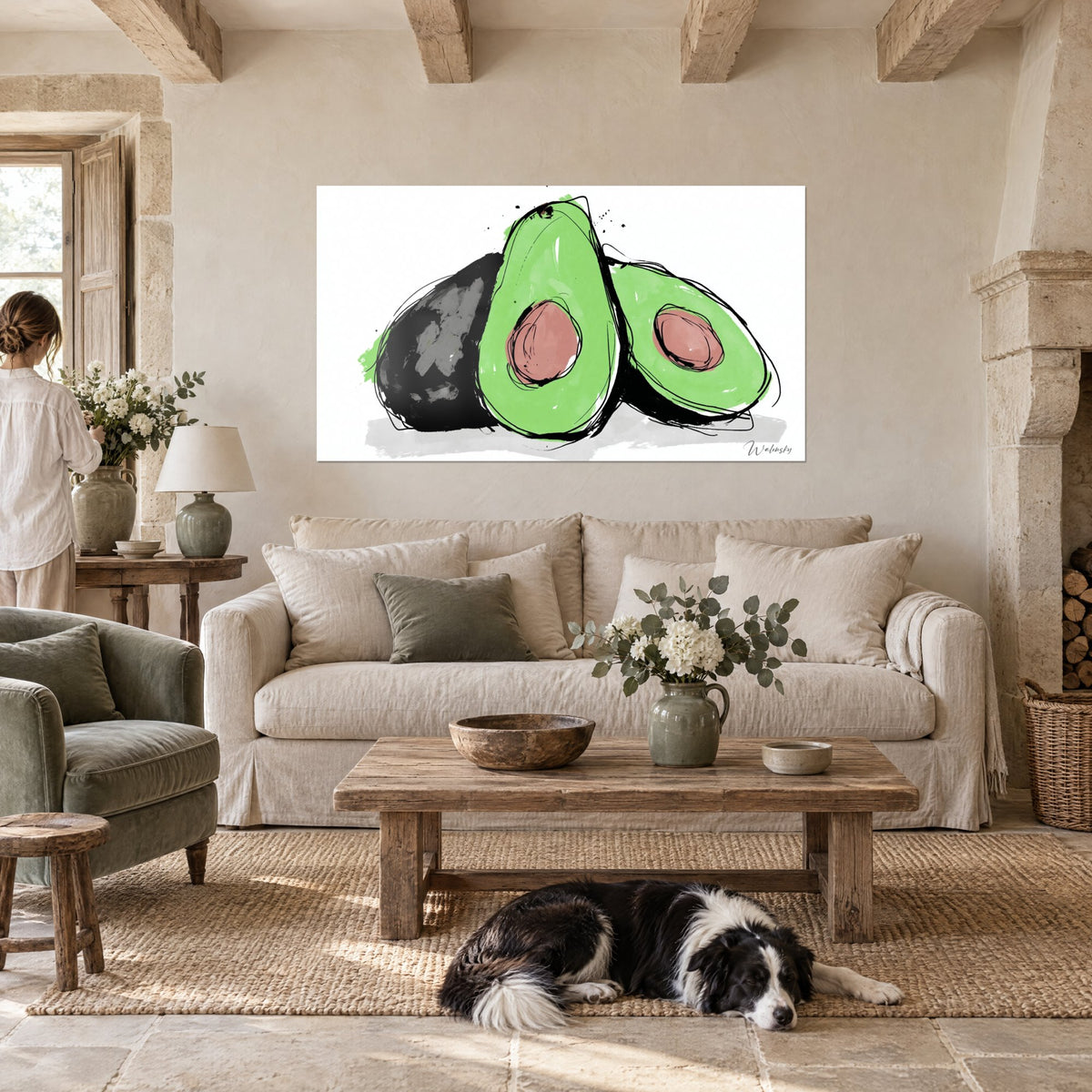 Tableau avocat coupé en deux, chair vert tendre et noyau rose, au-dessus d'un canapé dans un salon lumineux