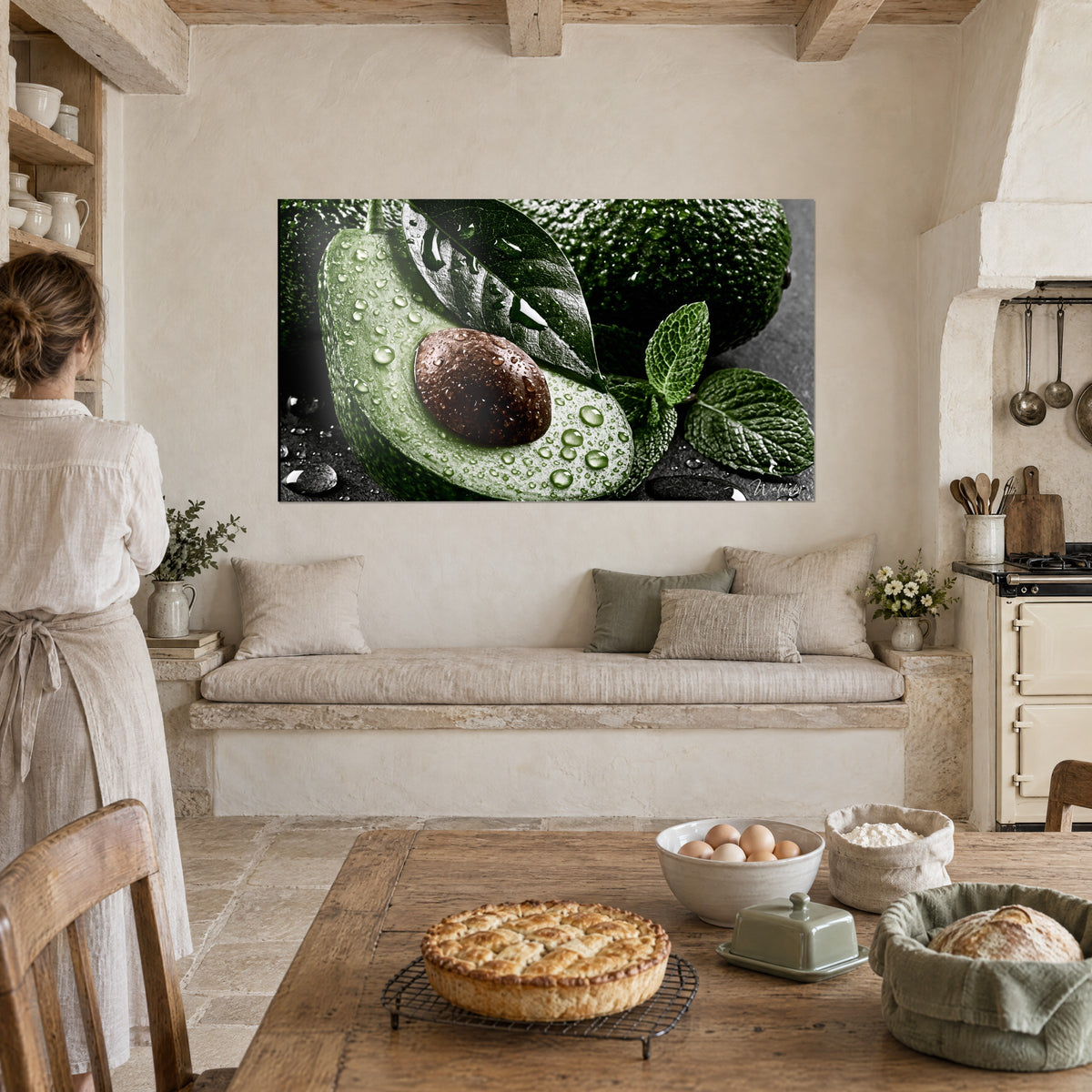 Tableau poire d'alligator tranchée, peau vert profond et noyau cuivré couvert de gouttes, accrochée dans une cuisine en pierre