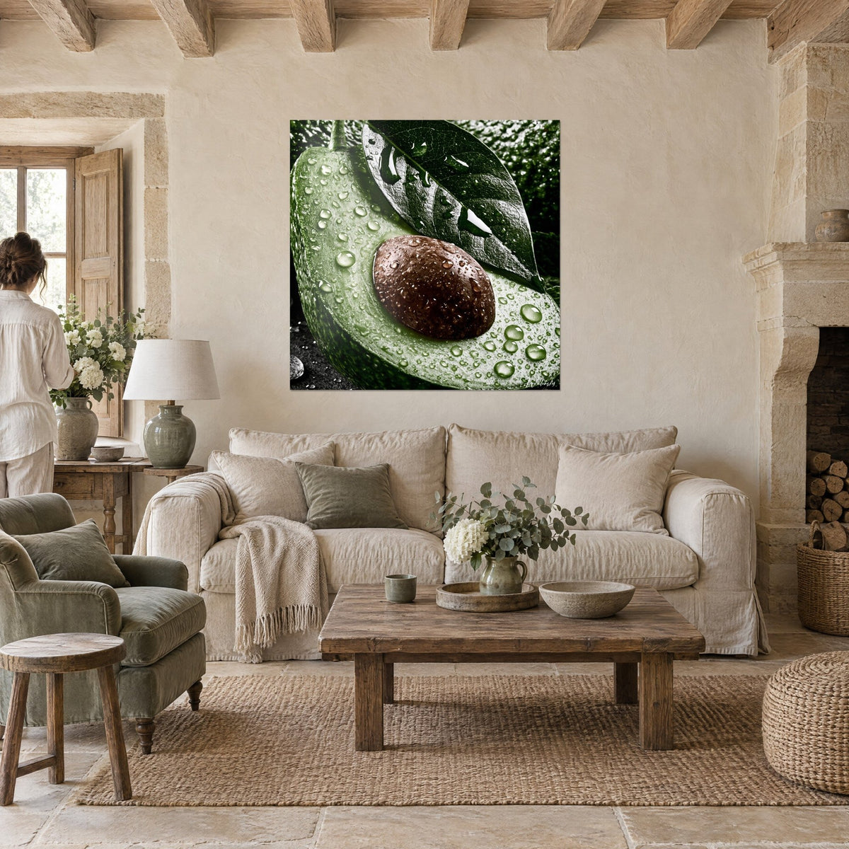 Tableau demi-avocat luisant, noyau brun cuivré et feuille vert sombre perlée de gouttes, au-dessus d'un canapé dans un salon lumineux