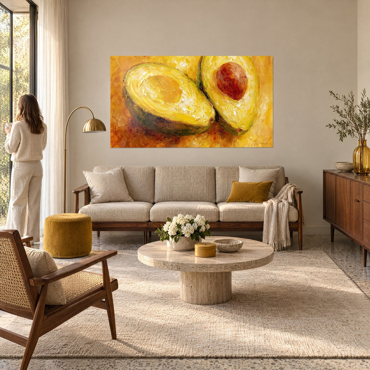 Tableau avocat coupé en deux, chair jaune beurre et peau verte, empâtements ocre, au-dessus d'un canapé dans un salon lumineux