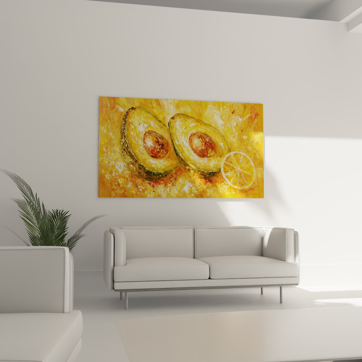 Avocat doré au noyau brun rouille et citron translucide, au-dessus d'un canapé dans un salon lumineux