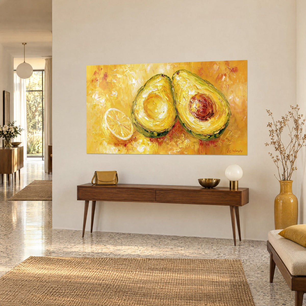 Tableau demi-avocats à la spatule, chair crème et peau verte, noyau roux, sur console en bois, vue de trois-quarts