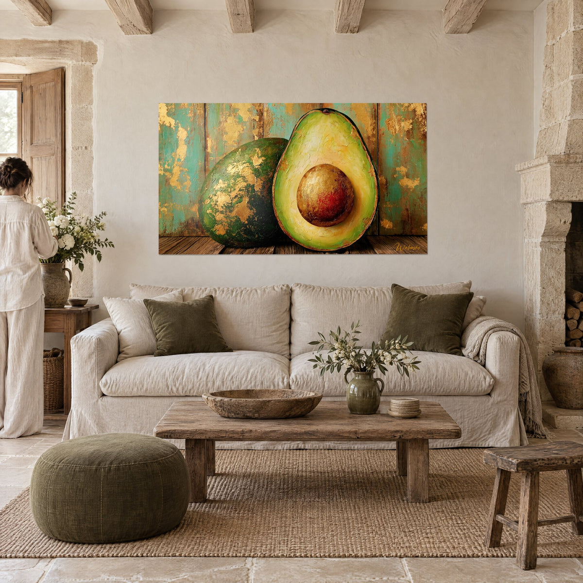 Gemälde einer aufgeschnittenen Avocado, zartgrünes Fruchtfleisch und goldbraun schimmernder Kern, türkisfarbene Bretter, über einem Sofa in einem hellen Wohnzimmer