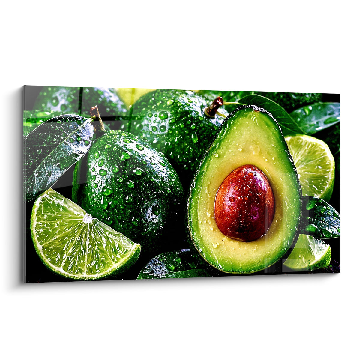 Avocat coupé en deux, noyau rouge bordeaux, gouttes d'eau sur peau vert foncé et citron vert