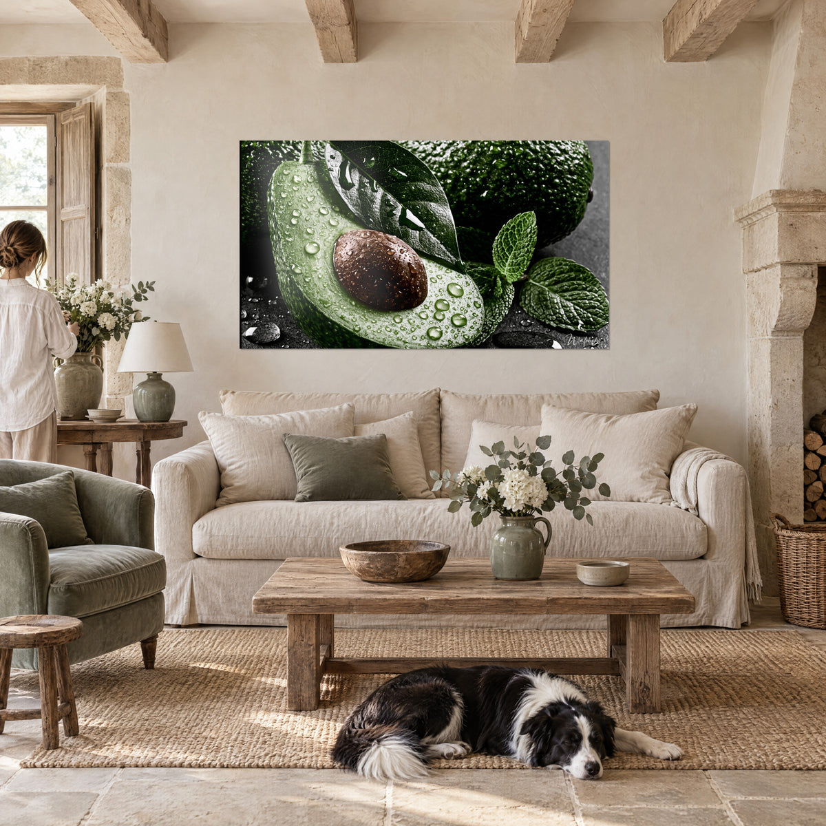 Tableau avocat coupé vert tendre, noyau brun luisant et perles d'eau, feuille sombre, au-dessus d'un canapé dans un salon lumineux