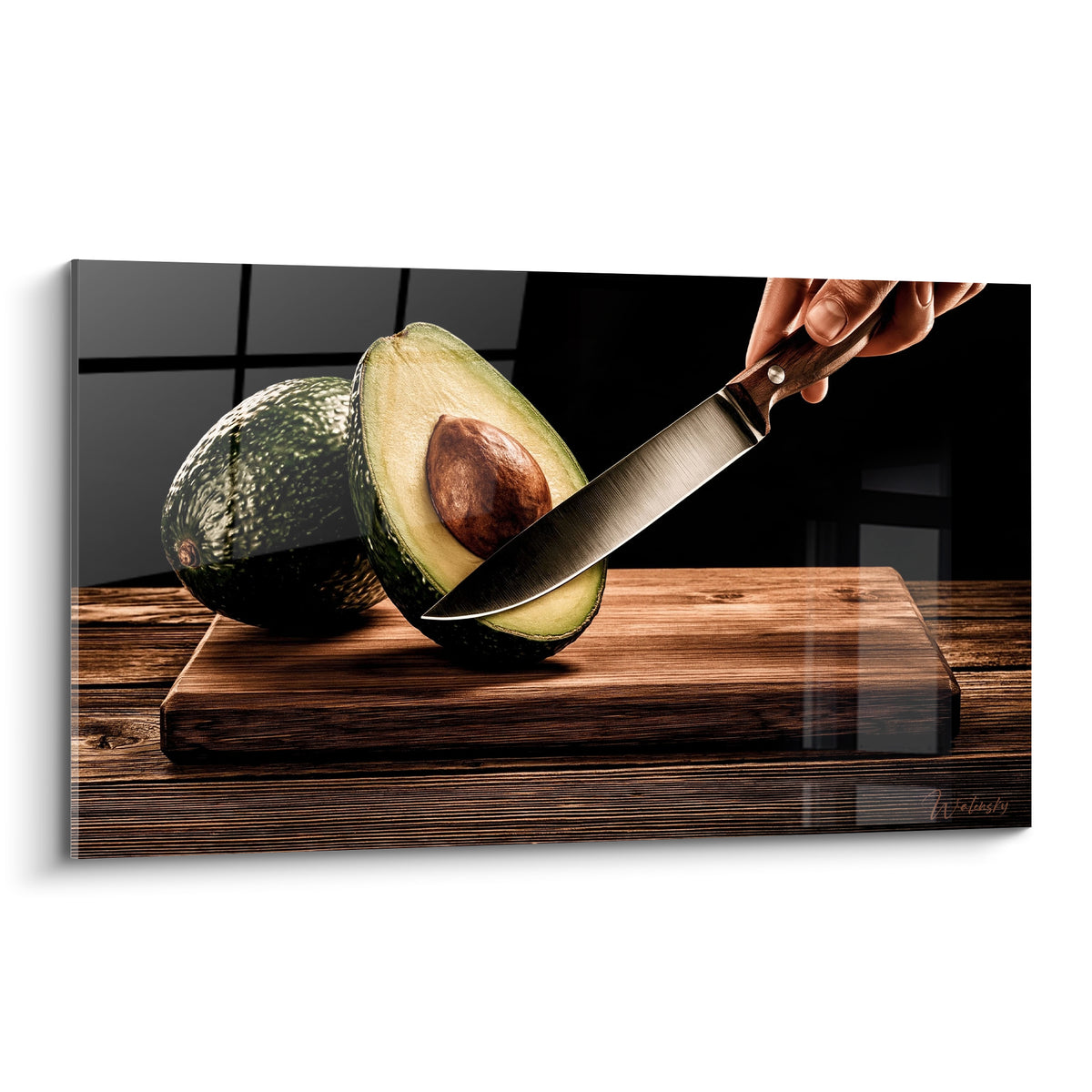 Avocat vert tranché et couteau argenté sur planche en bois brun, fond noir profond