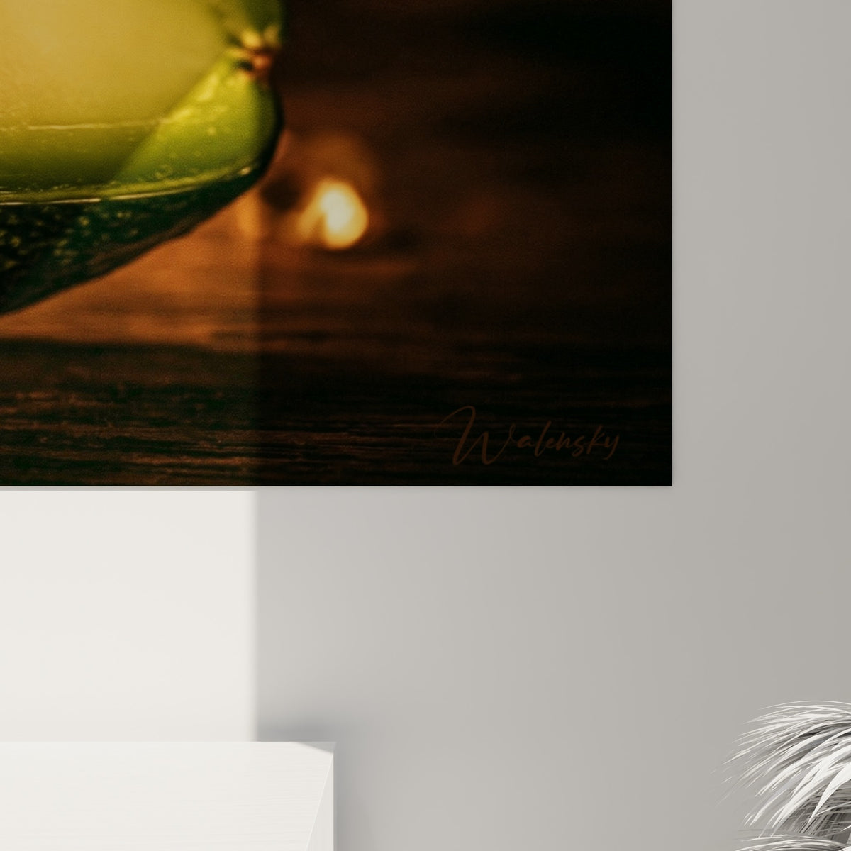 Détail du noyau brun chocolat et des gouttes translucides dorées sur la chair jaune de l'avocat peint