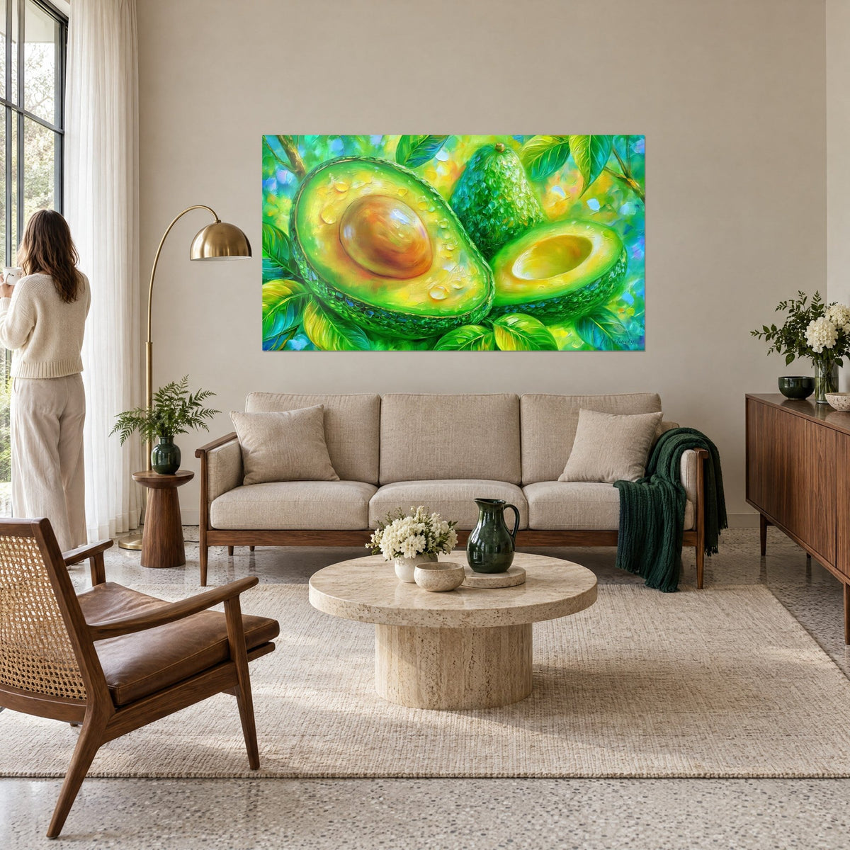 Tableau avocat ouvert au noyau brun luisant, gouttelettes sur chair jaune et verte, au-dessus d'un canapé dans un salon lumineux