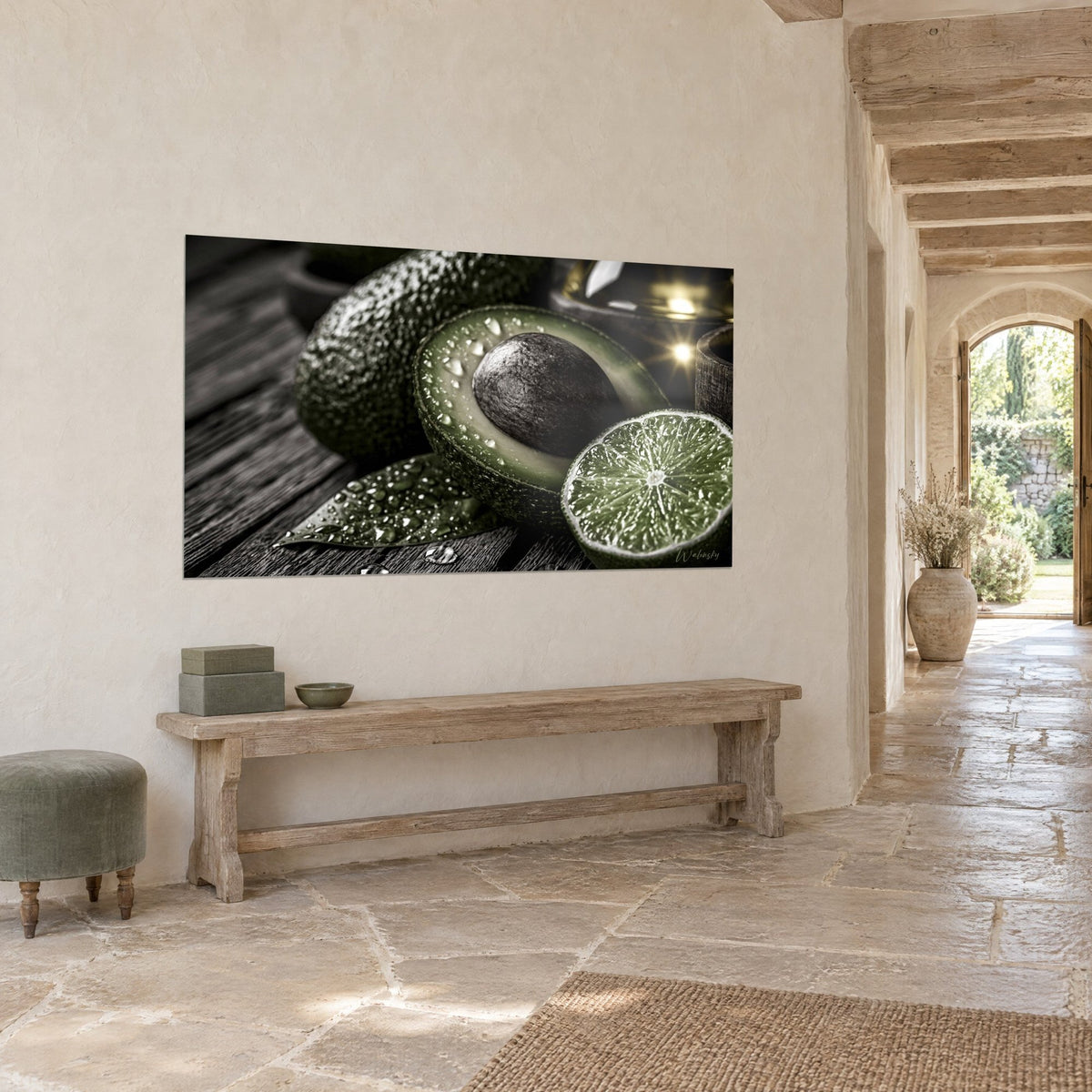 Quadro di mezzo lime perlato e lanterna dorata luminosa, toni grigi e verdi, su una parete intonacata, vista di tre quarti