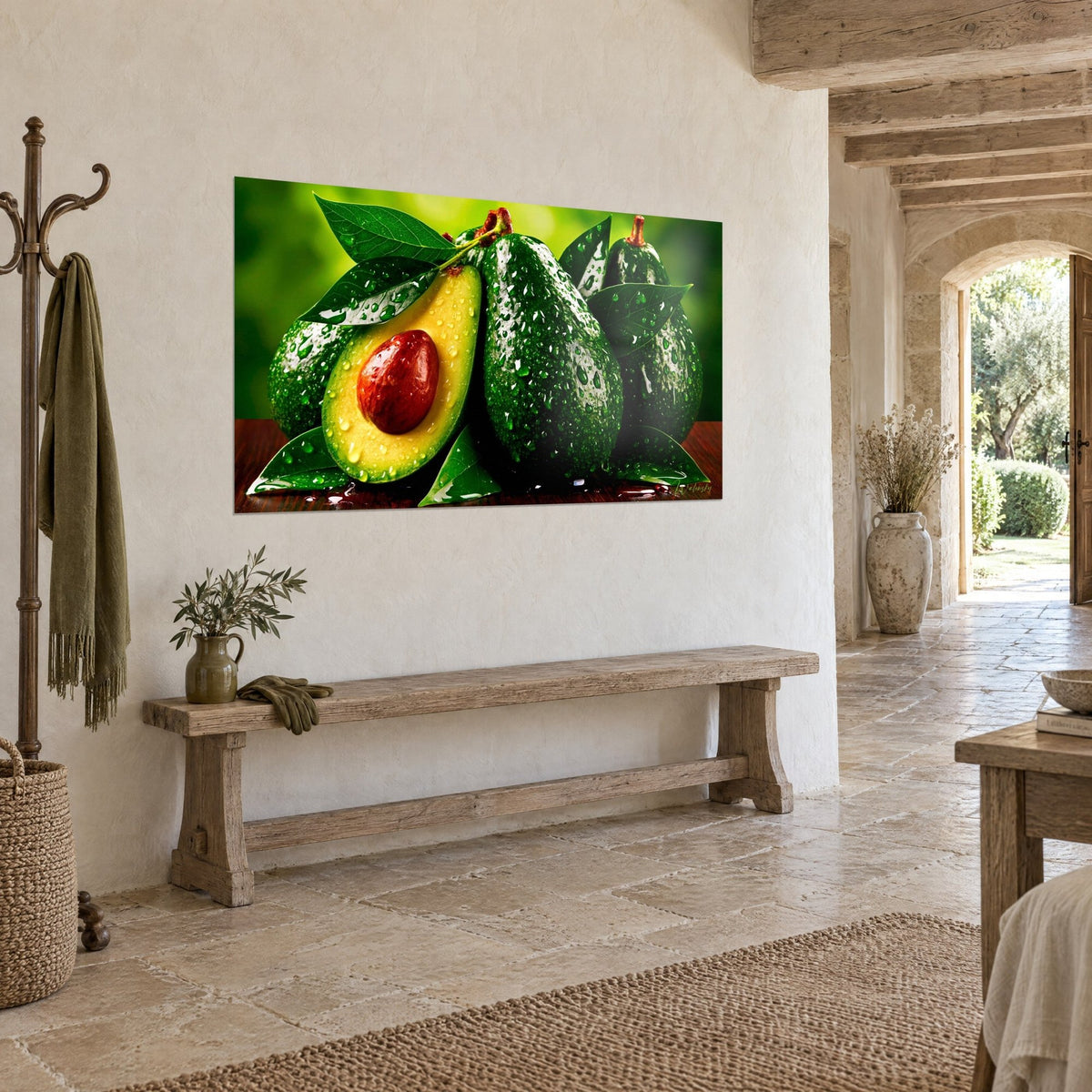 Tableau fruit coupé en deux dévoilant sa chair crème dorée et son noyau cuivré, peau vert sombre, mur de pierre blanche en trois-quarts