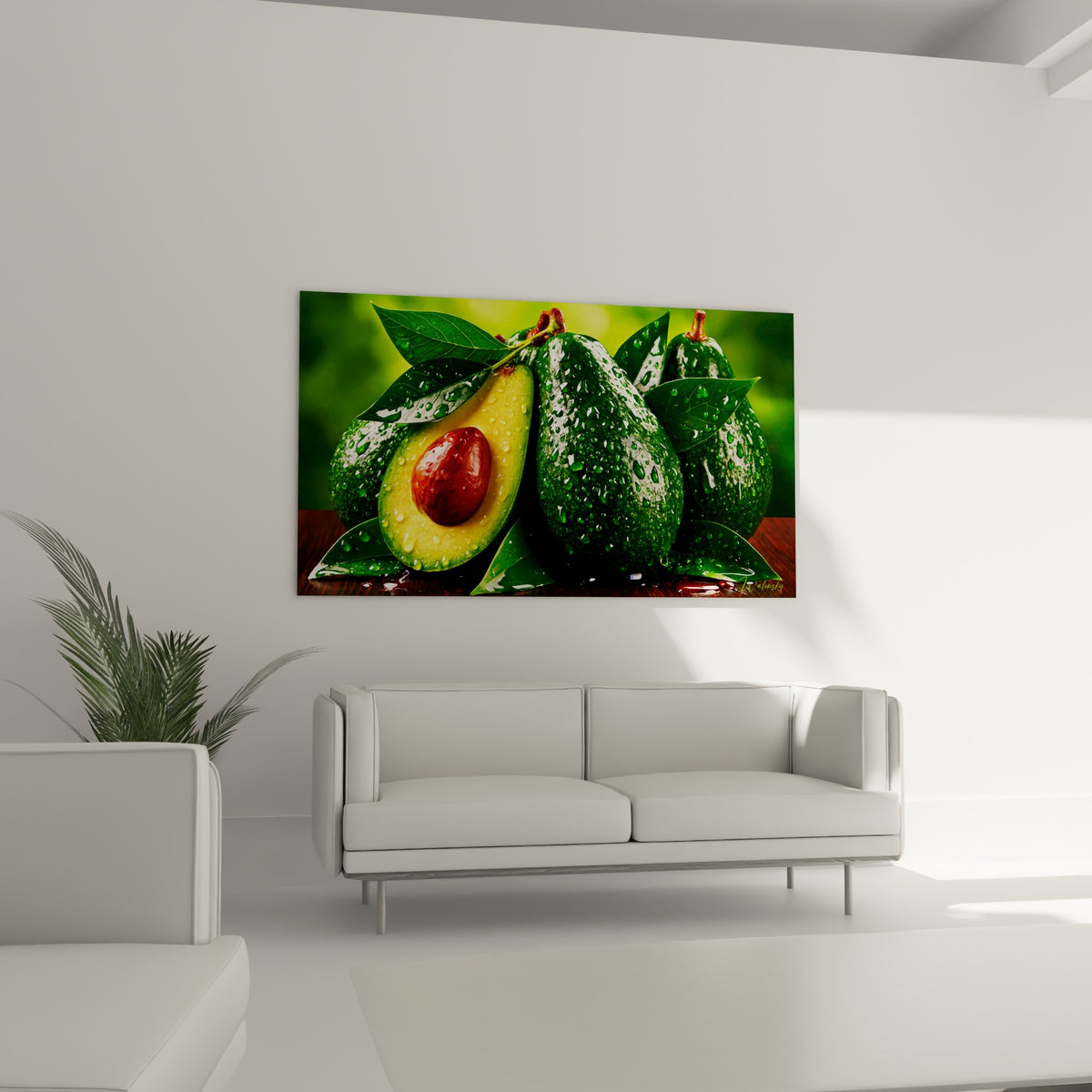 Fruits d'avocat vert sombre et chair jaune dorée éclatante, au-dessus d'un canapé dans un salon lumineux