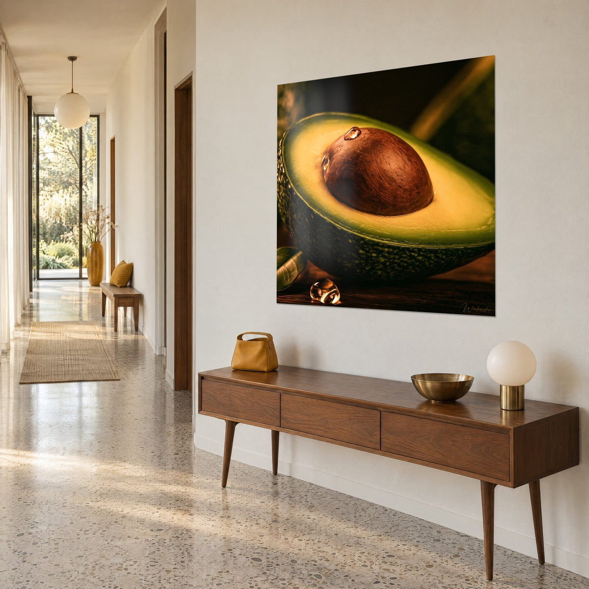Quadro mezzo avocado verde tenero, nocciolo mogano e gocce dorate, visto di tre quarti sopra un corridoio in terrazzo chiaro
