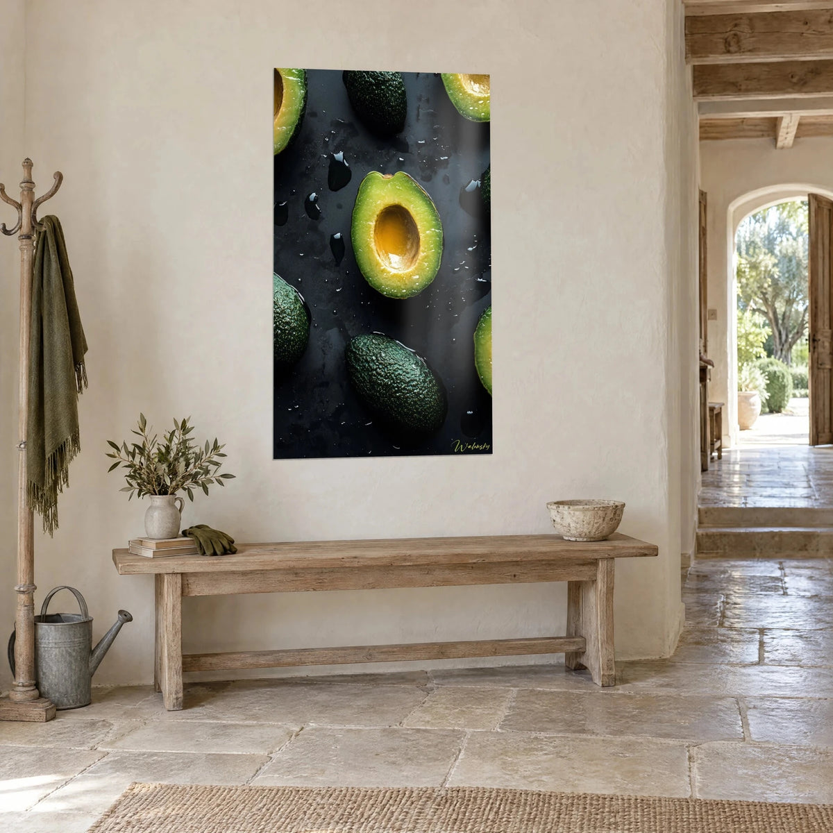 Cuadro fruta cortada por la mitad, pulpa verde lima y corazón dorado, piel granulada esmeralda, colgado sobre un banco de madera, vista de tres cuartos