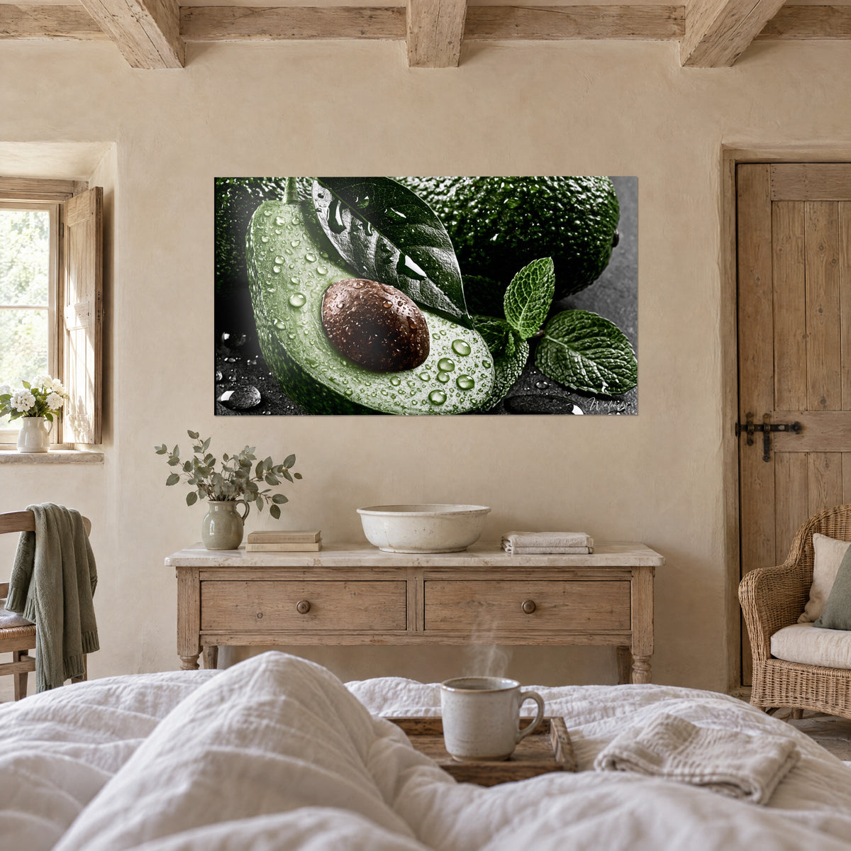 Tableau fruit tropical ouvert, chair verte et noyau marron perlé de rosée, feuille de menthe, au-dessus d'un lit dans une chambre claire