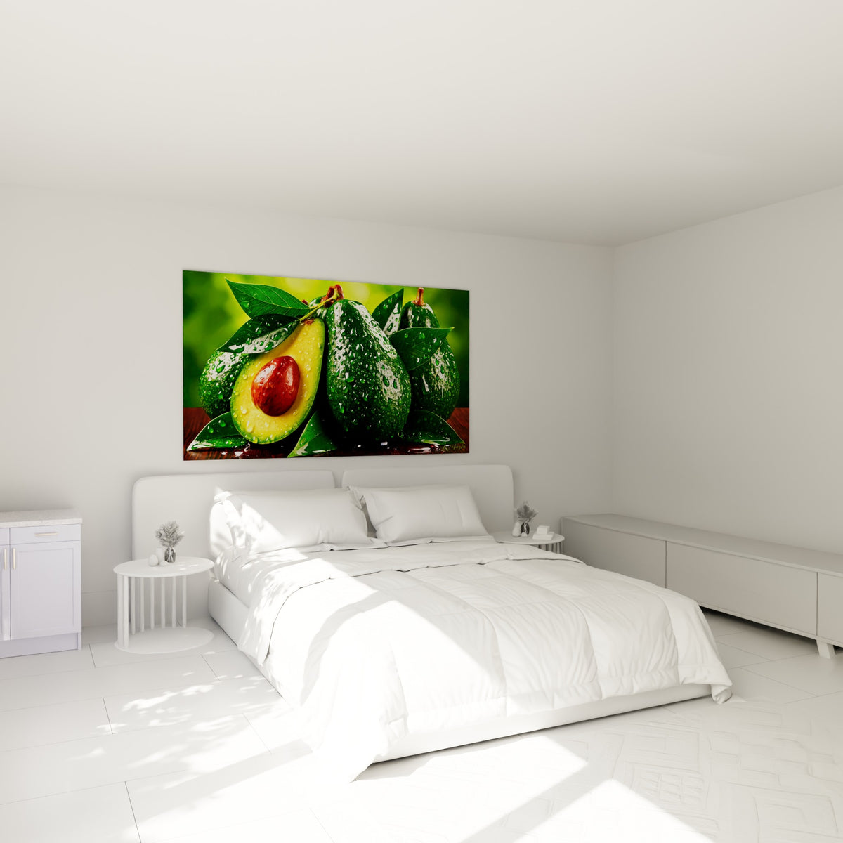 Avocats juteux vert profond et jaune doré perlés d'eau, au-dessus d'un lit dans une chambre claire