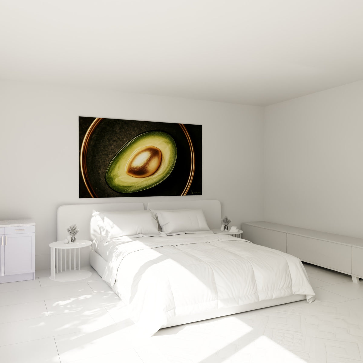 Avocat vert et doré aux reflets métalliques, accroché au-dessus d'un lit dans une chambre claire